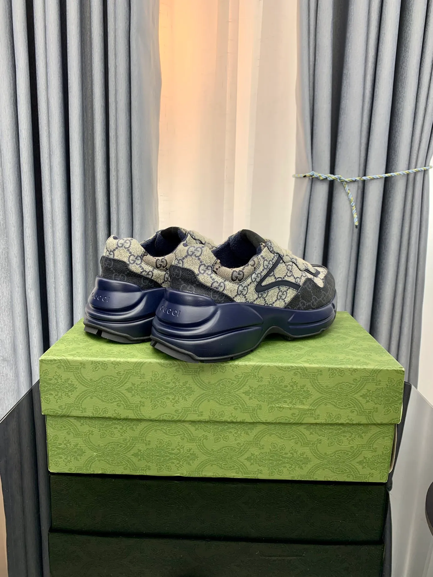 👟👟Ex-factory price 480👟👟 Gucci dad shoes for couples, distressed leather horn-shaped retro jogging shoes. The Balenciaga grandpa trend has subsided, ushering in GUCCI dad shoes, the trend leader in the fashion industry. The original shoes are molded and the original last is made by the Italian handmade foundry! [Gucci original dad shoes] Original surface: imported calfskin! Lining: Grade A hybrid lambskin! Outsole: The highest restoration sole T👟👟Ex-factory price U material plus wear-resistant foam (anti-wear cushioning) ivory leather processed with distressed effect The sole is 5cm high! The comfort level is excellent, killing all high-end versions on the market! Original logo outsole! 👣Size: Women’s size 35-40. Men's size 38-45. Women's heel with 🈚️logo! Men's heel with 🈶️logo!
